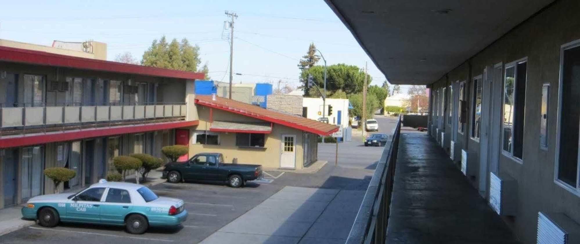 רדווד סיטי Capri Motel מראה חיצוני תמונה